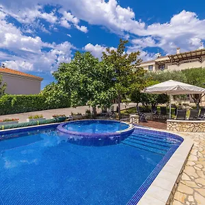 Appartement Haya With Heated Pool, Linardići